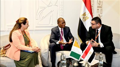 وزير الإسكان يعرض على نظيرته من كوت ديفوار التجربة العمرانية المصرية
