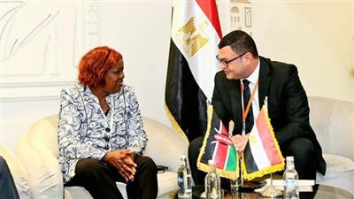 وزير الإسكان يعرض التجربة العمرانية المصرية على نظيرته الكينية