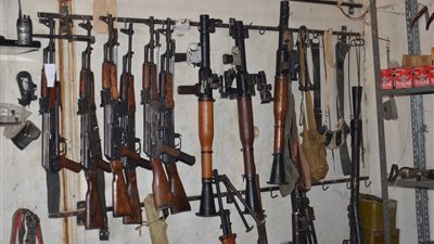 ضبط كمية كبيرة من الأسلحة والمخدرات فى حملات أمنية