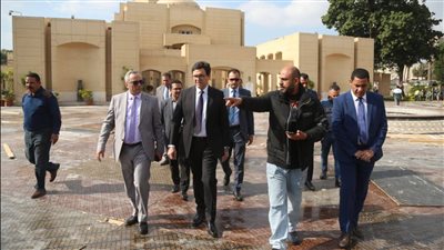 وزير الثقافة يتفقد التجهيزات الجارية لافتتاح مهرجان القاهرة السينمائي ومتحف الفن الحديث