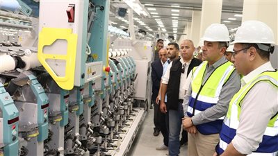 وزير قطاع الأعمال يتفقد تجارب تشغيل مصنع 