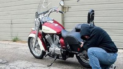 إحالة عاطل متهم بسرقة الدراجات النارية 