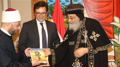 البابا تواضروس يستقبل وزيري الثقافة والأوقاف 