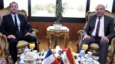 وزير الطيران المدني يلتقي السفير الفرنسي لدى جمهورية مصر العربية لبحث سبل تعزيز التعاون 