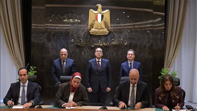 رئيس الوزراء يشهد توقيع مذكرتي تفاهم لانتاج الكهرباء من الطاقات الجديدة والمتجددة (شمسي و رياح)
