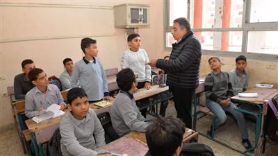محافظ الدقهلية يتفقد مدرسة أجا التجريبية الإعدادية ويجري حوارًا مع الطلاب