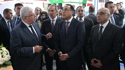 رئيس الوزراء يتفقد جناح وزارة التعليم العالي والبحث العلمي
