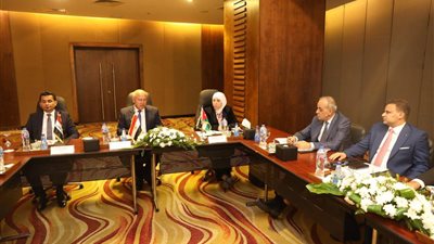 نائب رئيس مجلس الوزراء للتنمية الصناعية وزير الصناعة والنقل يترأس الاجتماع الـ 83 لشركة الجسر العربي للملاحة