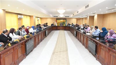 محافظ الفيوم يتابع معدلات الآداء بملفات 