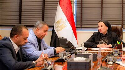 برلماني سابق يطالب وزيرة البيئة بتحسين الأوضاع البيئية فى السويس