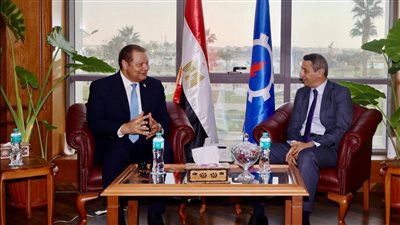 رئيس الاعتماد والرقابة الصحية يناقش مع محافظ السويس خطة اعتماد مبنى الحروق ومبنى الطوارئ بمستشفى السويس العام 