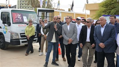 رئيس الوزراء يتفقد اصطفاف المعدات الخاصة بقطاع مياه الشرب والصرف الصحي بمدينة الخارجة