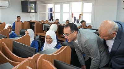 رئيس الوزراء يتفقد 