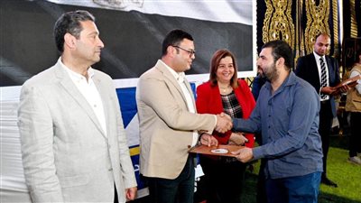 وزير الإسكان ومحافظ دمياط يسلمان عقود وحدات المبادرة الرئاسية 