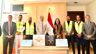 المتعافون من الإدمان يهدون  وزيرة التضامن ورئيس مجلس إدارة صندوق مكافحة الإدمان باكورة إنتاجهم من زيت الزيتون