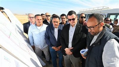 وزير الإسكان ومحافظ مطروح يتفقدان موقف تنفيذ أعمال الطرق والمرافق للأراضى البديلة بمنطقة 