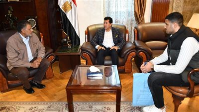 وزير الشباب والرياضة يلتقي أسرة الراحل محمد شوقي لاعب كفر الشيخ