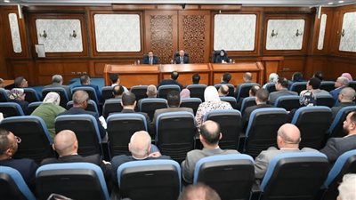 وزير الصناعة والنقل يبحث مع محافظ ومستثمري المنوفية تحديات المناطق الصناعية بالمحافظة وسبل حلها