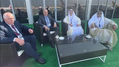 وزير الطيران يغادر القاهرة متجهًا إلى البحرين على رأس وفد رفيع المستوى للمشاركة في معرض البحرين الدولي للطيران