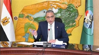 محافظ الفيوم يتابع معدلات الآداء بملفي 