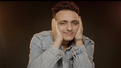 أرملة محمد رحيم تفتح النار على عمرو دياب بسبب أغنية