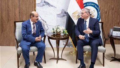 وزير البترول يعقد اجتماعا مع الرئيس التنفيذى لشركة دراجون أويل الإماراتية