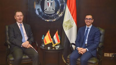 وزير الاستثمار والتجارة الخارجية يبحث مع السفير الإسباني بالقاهرة سبل تعزيز العلاقات الاقتصادية بين البلدين
