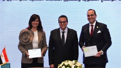  وزير الصحة والسكان ورئيس هيئة الرعاية الصحية يشهدان توقيع بروتوكولين تعاون بين الهيئة وشركة 