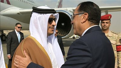 رئيس الوزراء يستقبل نظيره القطري بمطار القاهرة الدولي
