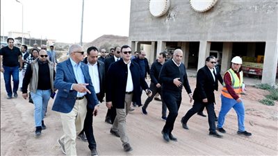 جولة موسعة لوزير الإسكان بمحاور الطرق ووحدات 