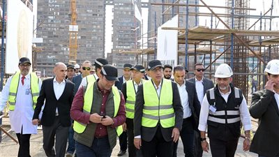 رئيس الوزراء يتفقد مشروع إنشاء مدينة النيل الطبية 