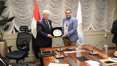 وزير التعليم العالي يكرم المهندس مصطفى السيد لحصوله على الميدالية البرونزية في المعرض الدولي للاختراعات بكوريا الجنوبية