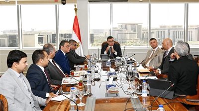 وزير الإسكان يبحث مع مسئولى شركة 