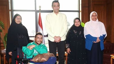 محافظ السويس يكرم بطل الأصرار والتحدي لإجتيازه الامتحان الالكترونى في محو الأمية 