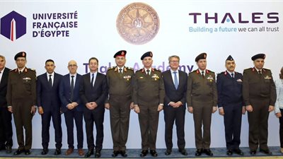 القوات المسلحة تنظم مراسم تسليم شهادات إجتياز البرامج التدريبية الخاصة بمنظومة العمل الفنى فى مجالات الدفاع والصناعة بالتعاون مع شركة تاليس والجامعة الفرنسية بمصر