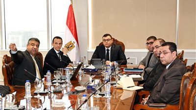وزير الإسكان يناقش مقترحات تطوير الأداء وتعظيم الاستفادة من أصول هيئة المجتمعات العمرانية الجديدة