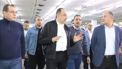 وزير قطاع الأعمال العام في جولة ميدانية موسعة بشركة 