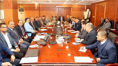 وزير الصناعة والنقل يبحث مع محافظ ومستثمري الجيزة تحديات المناطق الصناعية بالمحافظة وسبل حلها