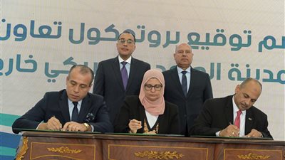 رئيس الوزراء يشهد مراسم توقيع بروتوكول تعاون بين هيئة التنمية الصناعية وهيئة الاستثمار والتمثيل التجاري للترويج الصناعي 