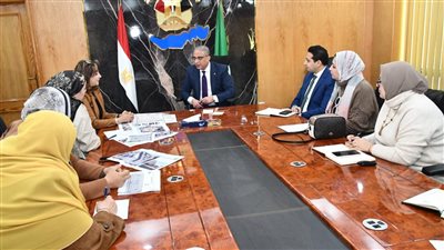 محافظ الفيوم يناقش خطط ومقترحات تطوير الأسواق بنطاق المدينة
