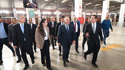 نائب رئيس مجلس الوزراء للتنمية الصناعية وزير الصناعة والنقل يفتتح خط إنتاج اكشاك الكهرباء المدمجة المخصصة