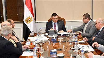 وزير الإسكان يتابع خطة مد وتدعيم شبكات مياه الشرب والصرف الصحى للعام المالى الحالى