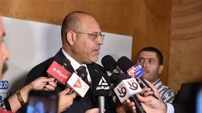 وزير العمل يعلن استخراج شهادات 