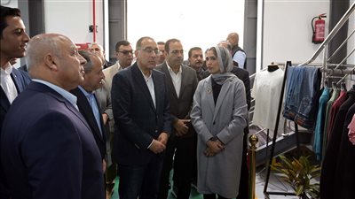 رئيس الوزراء يتفقد مصنع 