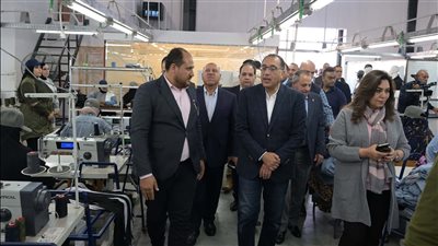 رئيس الوزراء يتفقد مصنع 