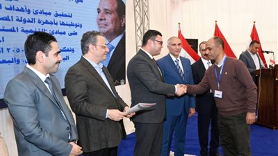 وزير الإسكان يسلم عدداً من محاضر استلام الأراضى المضافة لمدينة العبور الجديدة لمستحقيها