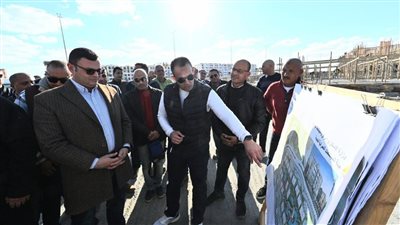 وزير الإسكان يتفقد سير العمل بمشروع البحيرة بـ
