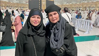 شاهد| إلهام شاهين بالحجاب ويسرا بالنقاب من أمام الكعبة
