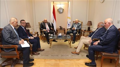 وزير الصناعة والنقل يبحث مع محافظ كربلاء الاستفادة من خبرات الشركات المصرية في مجالات النقل الحضري وتكنولوجيا المعلومات 