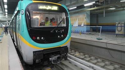 عودة الحركة لطبيعتها بالخط الثالث للمترو بعد توقفها ببعض المحطات